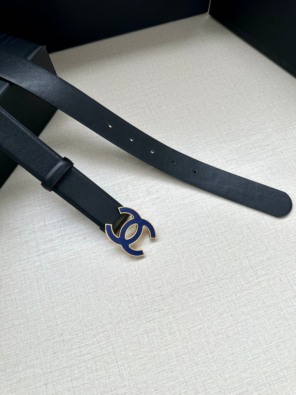 CHANEL 30MM BELT IN BLACK SMOOTH CALFSKIN WITH NAVY BLUE METAL LOGO