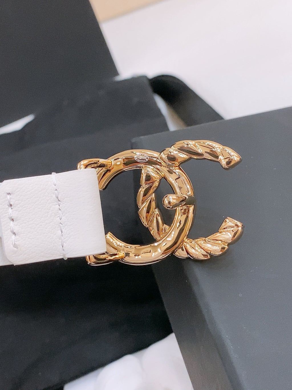CHANEL DOUBLE C BELT 20MM IN WHITE CALFSKIN WITH GOLD CHAIN INTERWOVEN BUCKLE