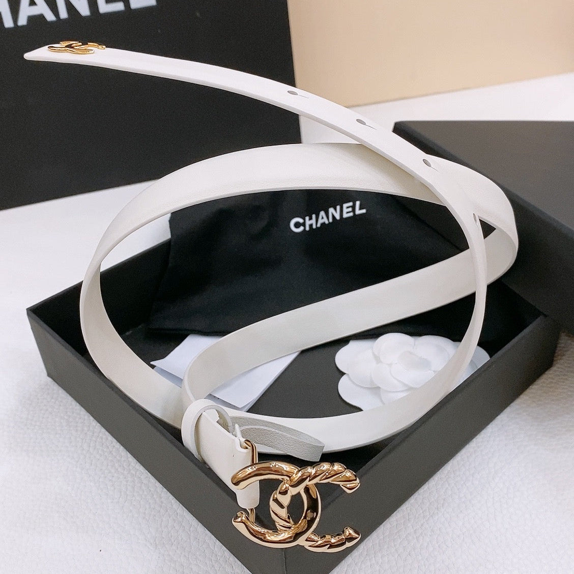 CHANEL DOUBLE C BELT 20MM IN WHITE CALFSKIN WITH GOLD CHAIN INTERWOVEN BUCKLE