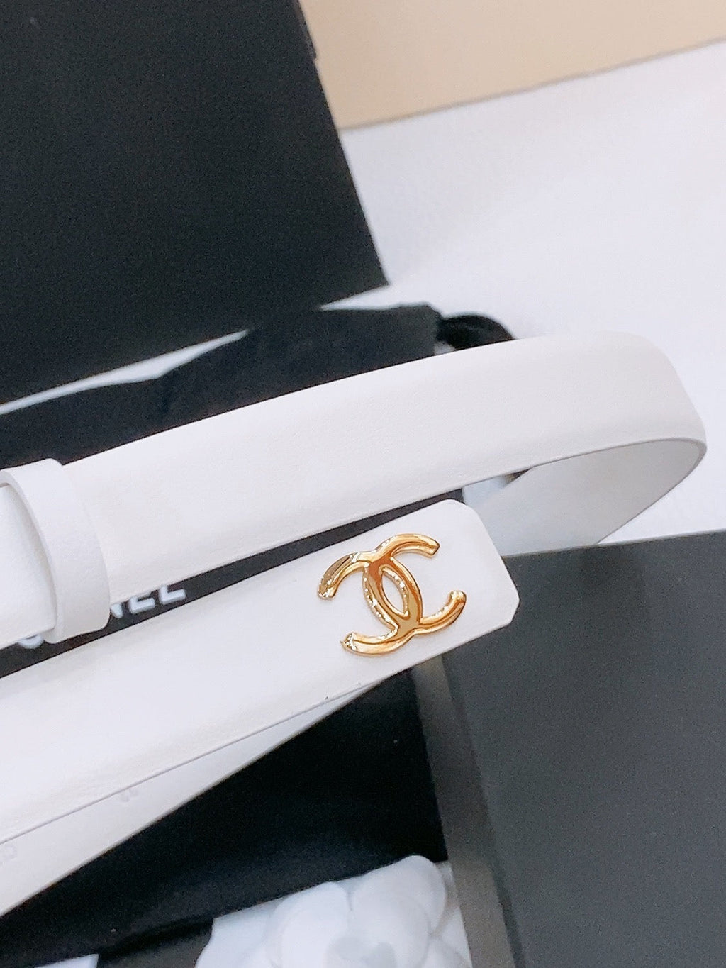 CHANEL DOUBLE C BELT 20MM IN WHITE CALFSKIN WITH GOLD CHAIN INTERWOVEN BUCKLE