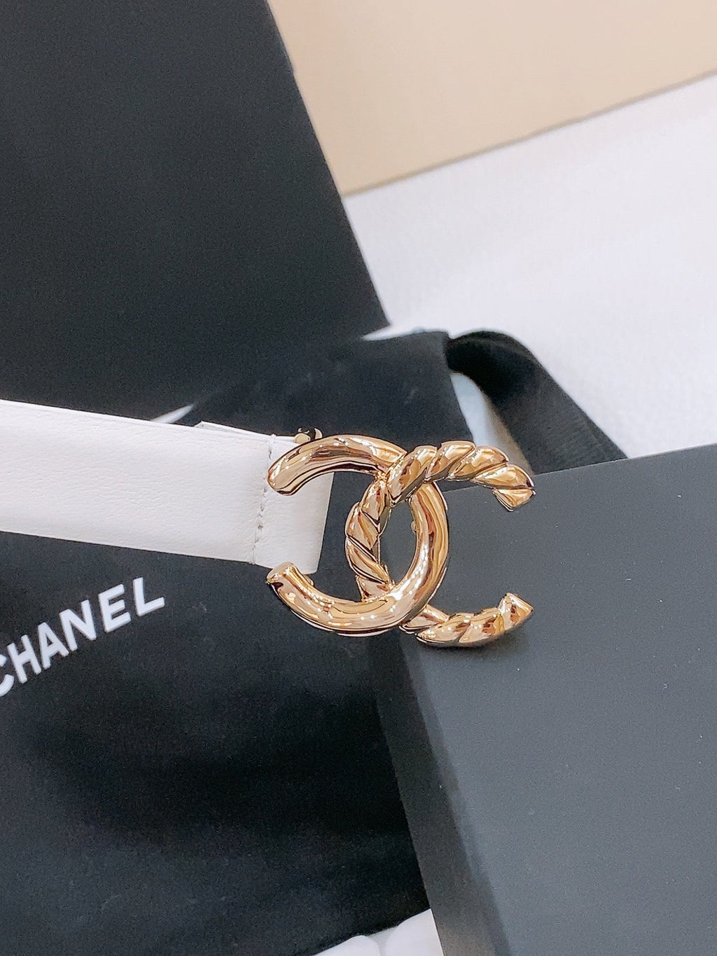 CHANEL DOUBLE C BELT 20MM IN WHITE CALFSKIN WITH GOLD CHAIN INTERWOVEN BUCKLE
